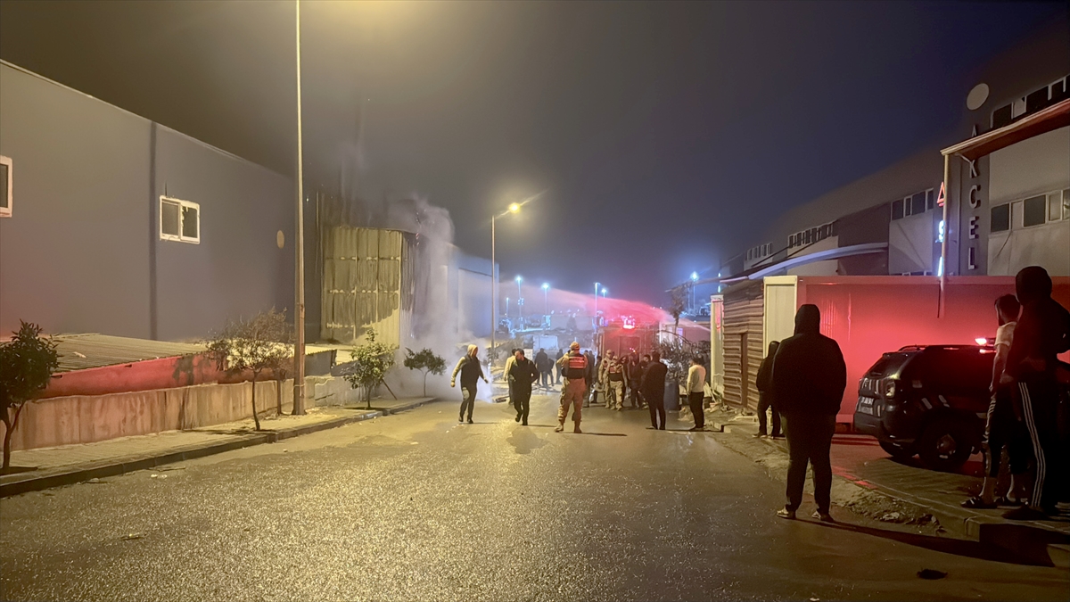 Hatay'da mobilya fabrikasında çıkan yangın kontrol altına alındı