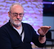 İrlandalı oyuncu Liam Cunningham, tonlarca bomba atılan insanlar için sessiz kalmayacağını söyledi