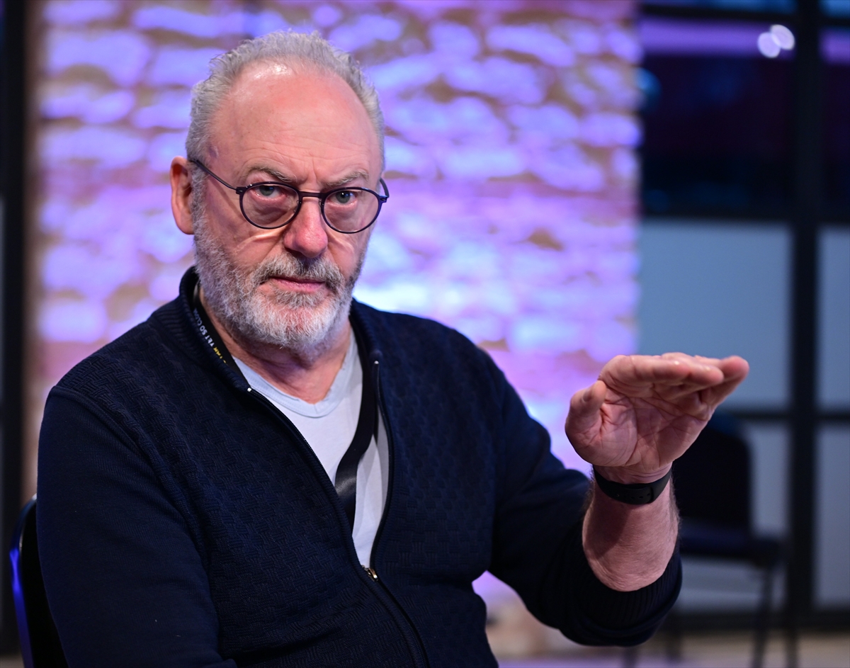 İrlandalı oyuncu Liam Cunningham, tonlarca bomba atılan insanlar için sessiz kalmayacağını söyledi