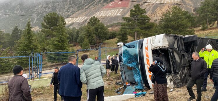 Isparta'da yolcu otobüsünün şarampole devrildiği kazada 1 kişi öldü, 18 kişi yaralandı