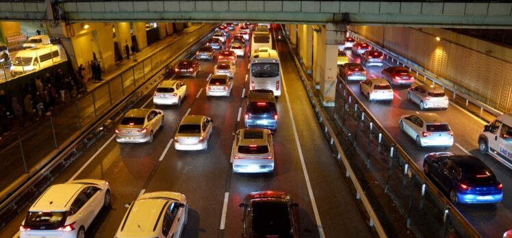 İstanbul'da haftanın ilk iş gününde trafik yoğunluğu yaşanıyor