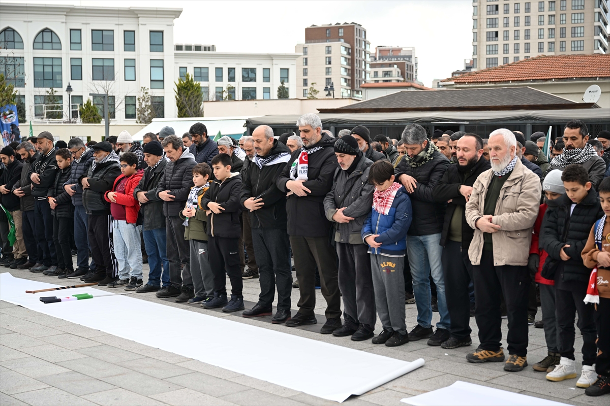 İstanbul'da, İsrail'in saldırılarında hayatını kaybeden Filistinliler için gıyabi cenaze namazı kılındı