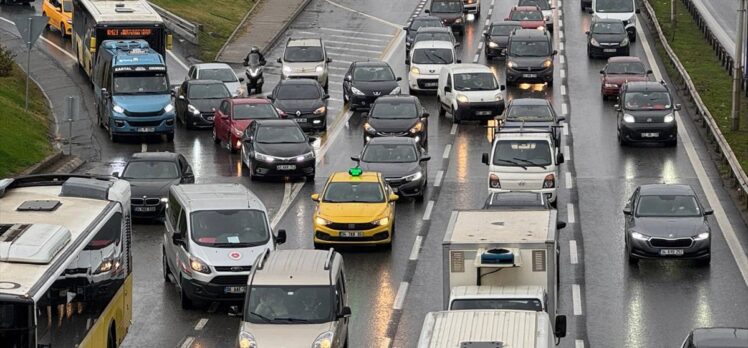 İstanbul'da yağışın da etkisiyle trafik yoğunluğu yüzde 78'e ulaştı