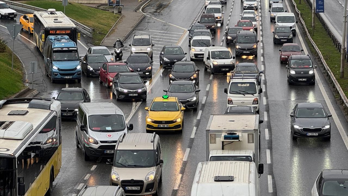 İstanbul'da yağışın da etkisiyle trafik yoğunluğu yüzde 78'e ulaştı