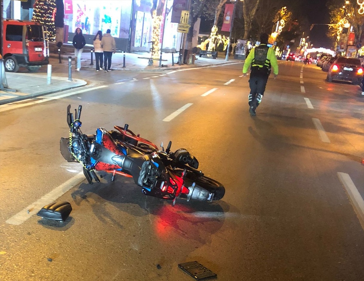 Kadıköy'de “dur” ihtarına uymayarak polise çarpan sürücü tutuklandı