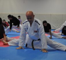 Karate tutkunu bankacı, veteranlarda kazandığı madalyalarla spor kariyerini sürdürüyor