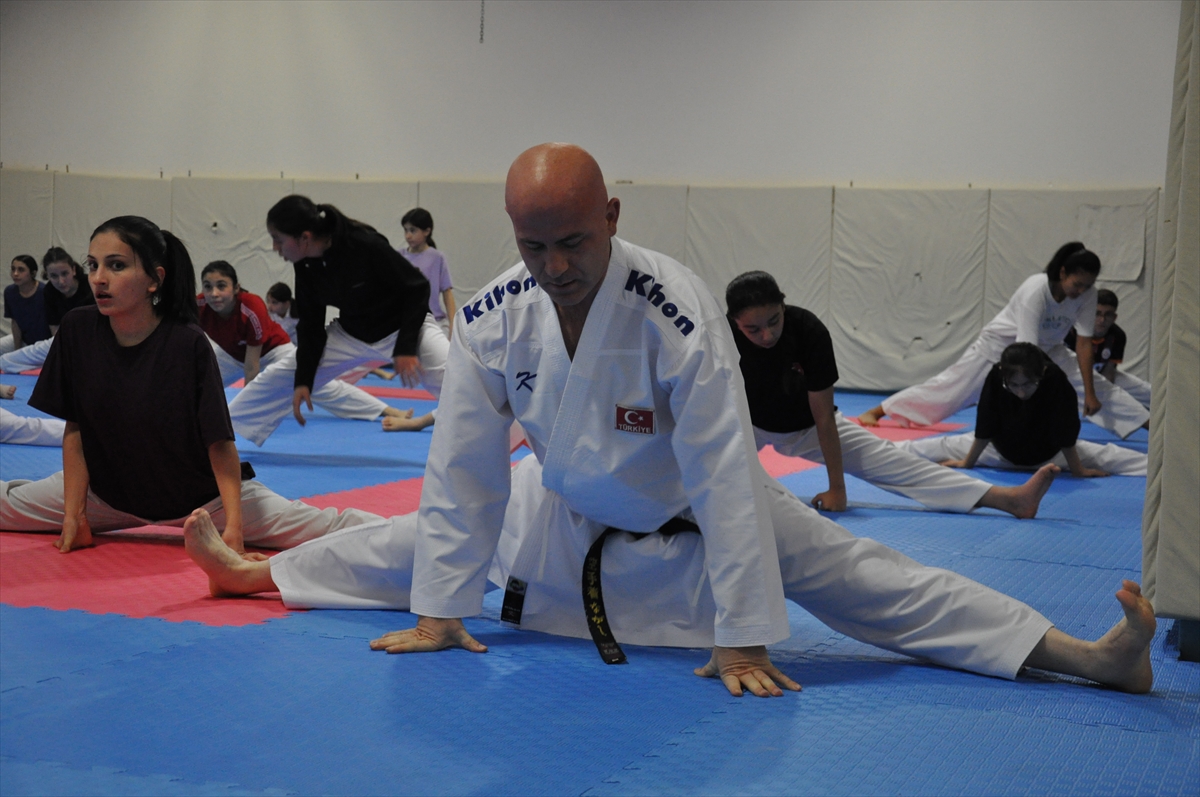 Karate tutkunu bankacı, veteranlarda kazandığı madalyalarla spor kariyerini sürdürüyor