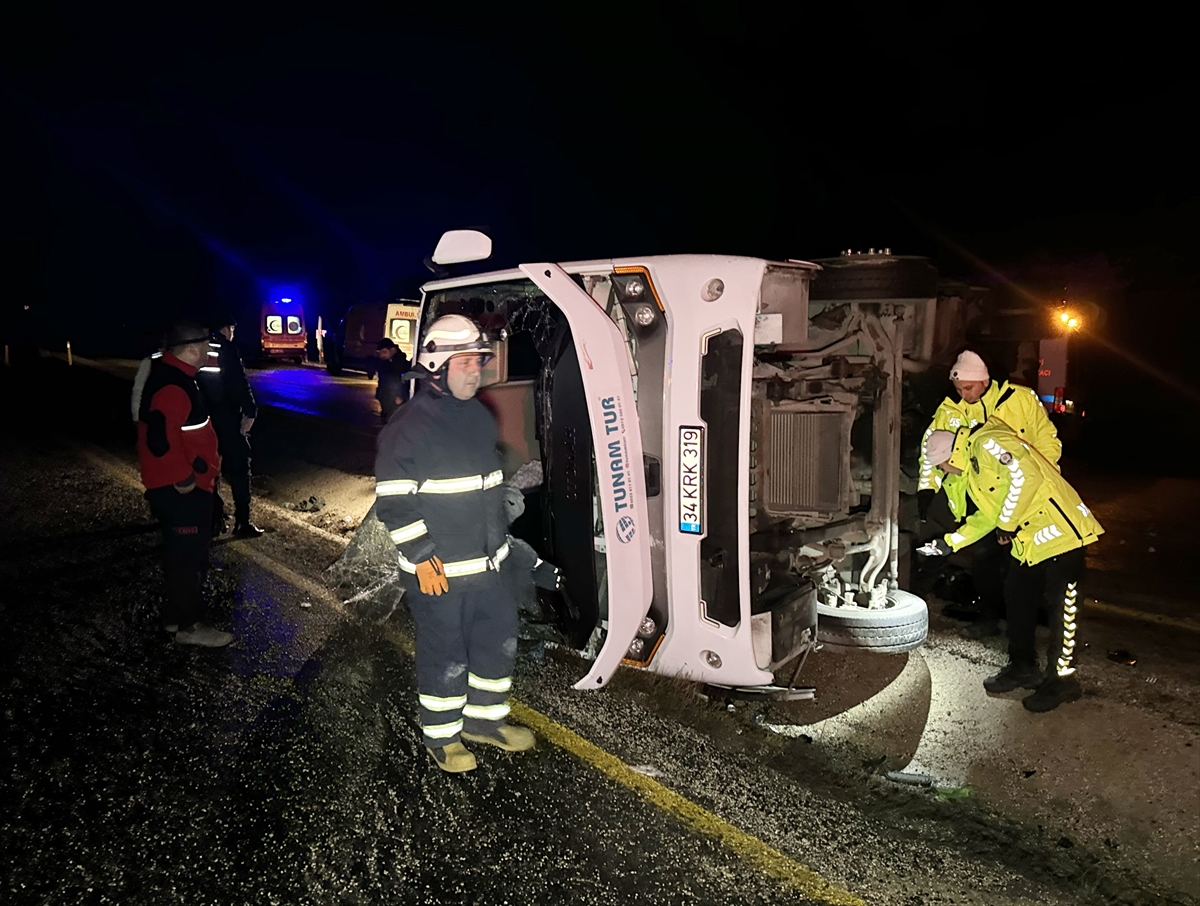 GÜNCELLEME – Kastamonu'da devrilen midibüsteki 1 kişi öldü, 23 kişi yaralandı