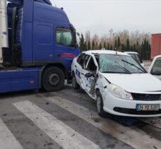 Kocaeli'de süt yüklü tırla çarpışan otomobildeki 3 kişi yaralandı