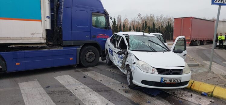 Kocaeli'de süt yüklü tırla çarpışan otomobildeki 3 kişi yaralandı