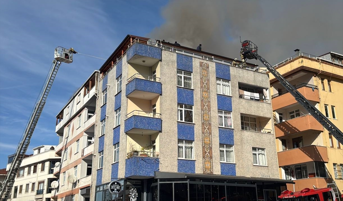 Maltepe'de çatı katındaki dairede çıkan yangın hasara neden oldu