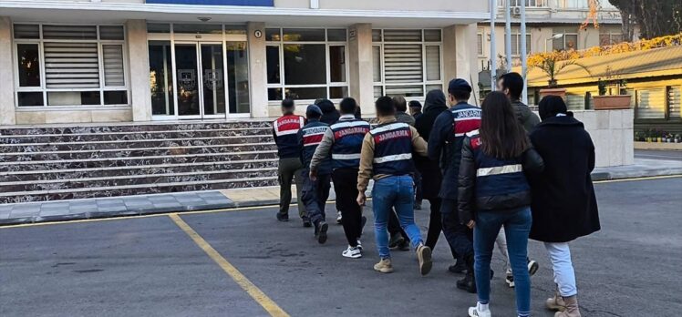 Mersin merkezli DEAŞ operasyonunda yakalanan 7 zanlıdan 6'sı tutuklandı