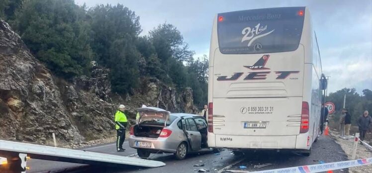 Muğla'da yolcu otobüsü ile çarpışan otomobildeki karı koca öldü