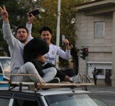 Kilis, Gaziantep, Şanlıurfa, Adıyaman ve Kahramanmaraş'taki Suriyeliler, Baas rejiminin devrilmesini kutluyor