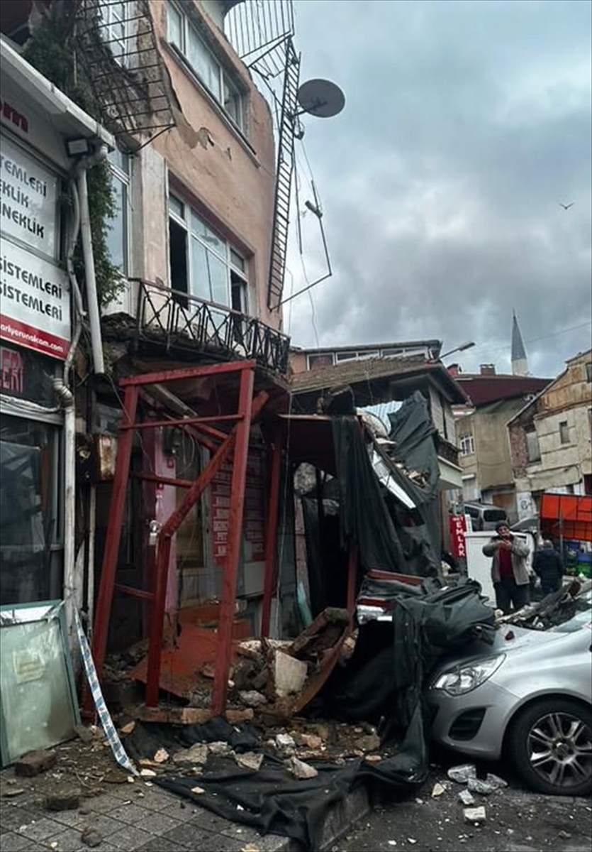 Sarıyer'de metruk binanın çöken balkonundan düşen parçalar 2 araca zarar verdi