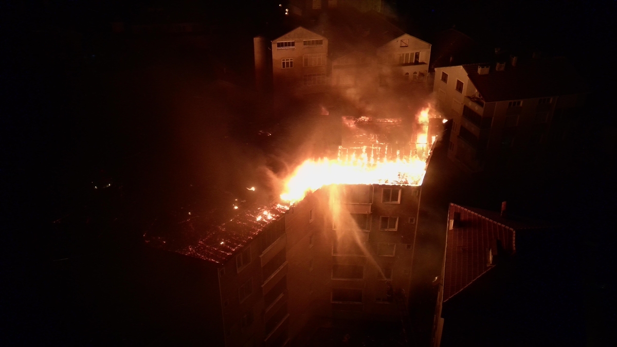 Sinop'ta bir apartmanın çatısında çıkan yangın hasara neden oldu