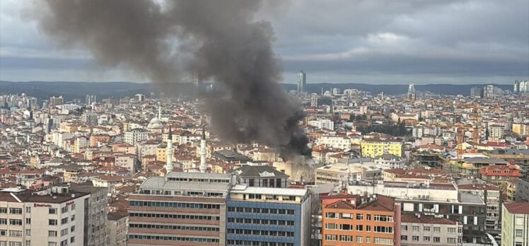 Şişli'de yıkım işlemi yapılan binada çıkan yangına müdahale ediliyor