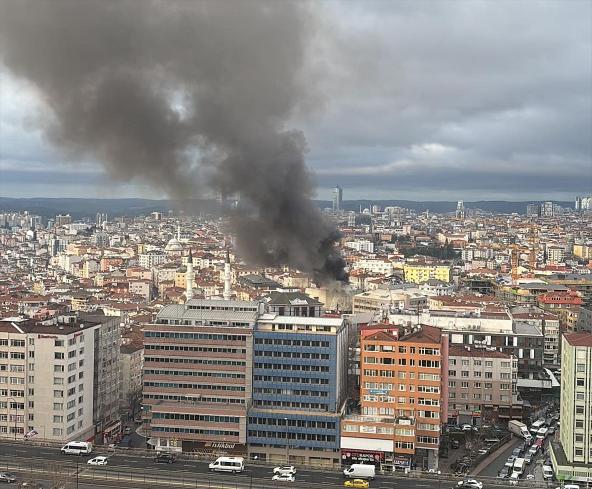 Şişli'de yıkım işlemi yapılan binada çıkan yangına müdahale ediliyor