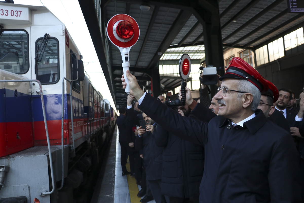 Ulaştırma ve Altyapı Bakanı Uraloğlu, Turistik Doğu Ekspresi'ni uğurladı: